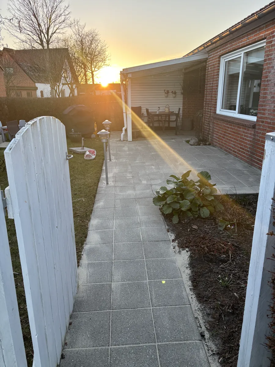 Fliserens — sti ved solnedgang