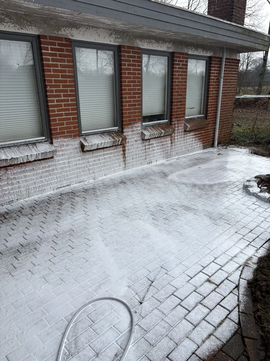 Fliserens — gårdhave vinter